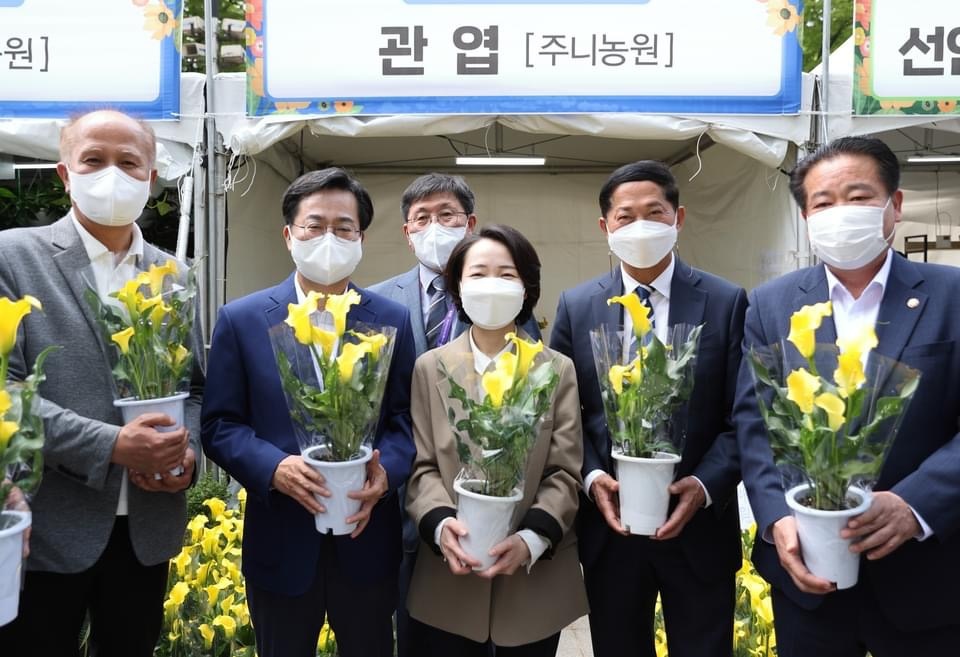 김 예비후보는 또 고양지역 국회의원인 홍정민·한준호·이용우 국회의원, 이재준 고양시장과 함께 꽃판매장 앞에서 박람회의 성공개최를 기원하고 있다. (사진=김동연 예비후보 페이스북)