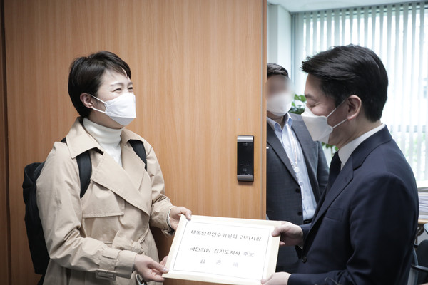 김은혜 국민의힘 경기도지사 후보가 25일 안철수 대통령직인수위원장을 만나 경기도 현안을 설명하고, 새 정부 국정과제에 적극적인 반영을 요청했다. (사진제공=김은혜 경기도지사 예비후보 선거사무소)