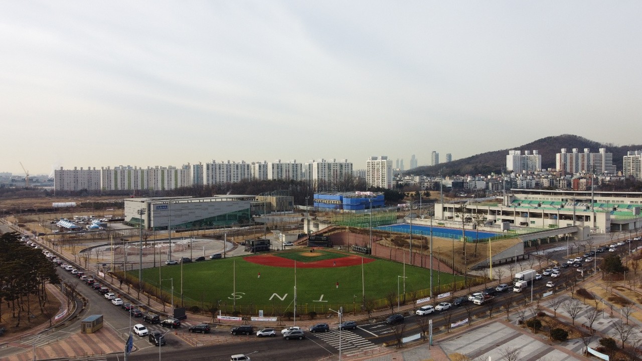 인천 연수구 선학경기장 드라이브스루 임시선별검사소에 검사를 받기 위한 차량 행렬이 길게 이어져 있다. 10일 오전 10시 인천시가 발표한 코로나19 현황에 따르면 모든 10개 구·군에서 3996명의 확진자가 발생했다. (사진=남용우 선임기자)