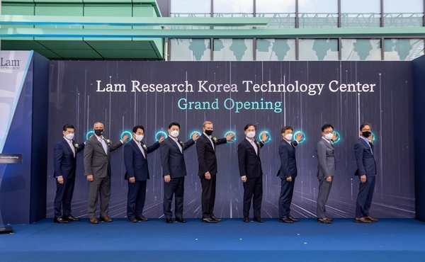 램리서치는 오전 용인 지곡일반산업단지에서 이한규 도 행정2부지사, 팀 아처램리서치 대표이사, 박진규 산업통상자원부 제1차관, 백군기 용인시장과 기업인 30여 명이 참석한 가운데 램리서치 코리아테크놀로지센터 개소식에서 LED 터치 세레모니를 하고있다. (사진제공=경기도청)