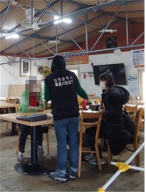 인천광역시 특별사법경찰이 봄 행락철을 맞아 인천관광경찰대·중구청과 합동으로 중구 무의지역과 용유지역 주변 관광지에서 불법 영업을 해온 음식점 63곳을 단속해 48곳을 적발했다. (사진제공=인천시특사경)