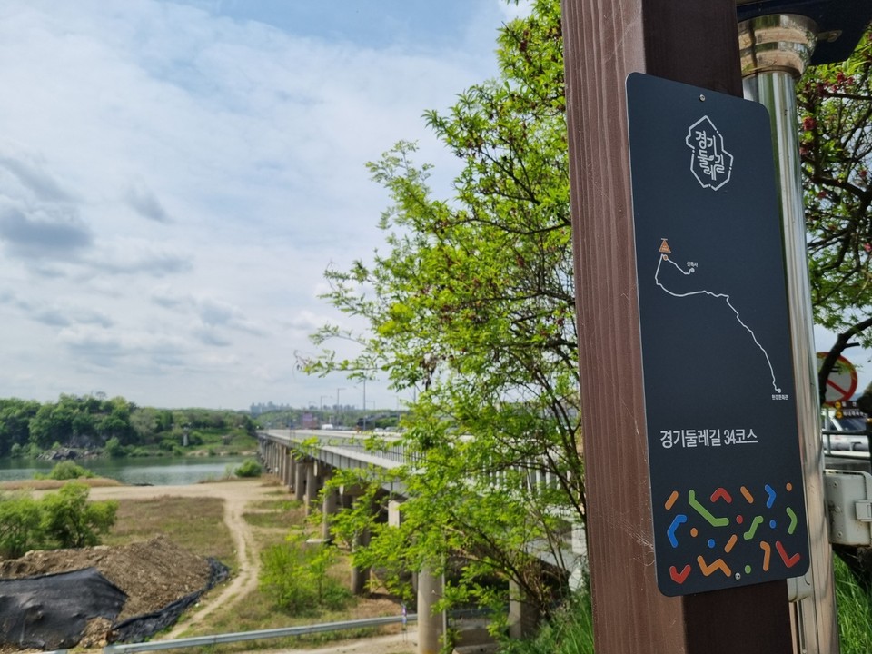 옛 여주대교였던 지금의 연인교를 건너면 영월루가 나온다.
