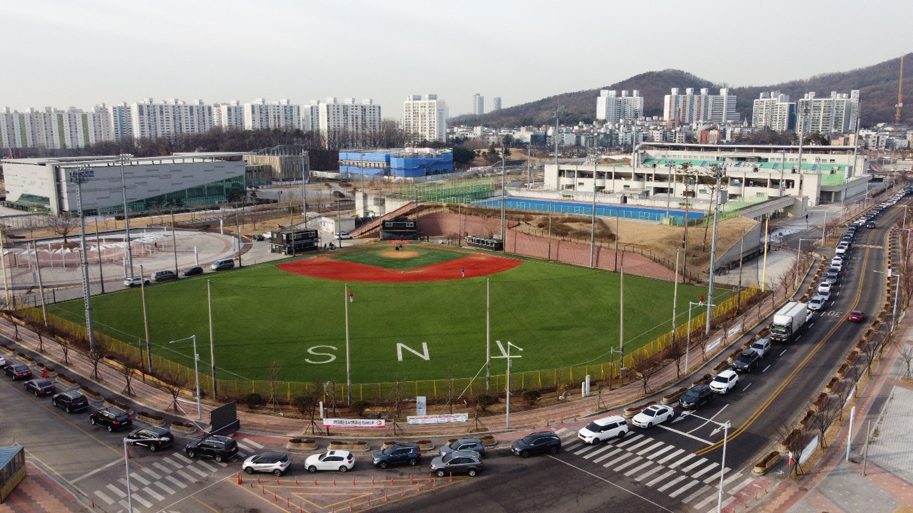 7일 오전 9시 30분께 인천 연수구 선학경기장 드라이브스루 임시선별검사소에 검사를 받기 위한 차량 행렬이 경기장 주변으로 길게 이어져 있다. (사진=남용우 선임기자)