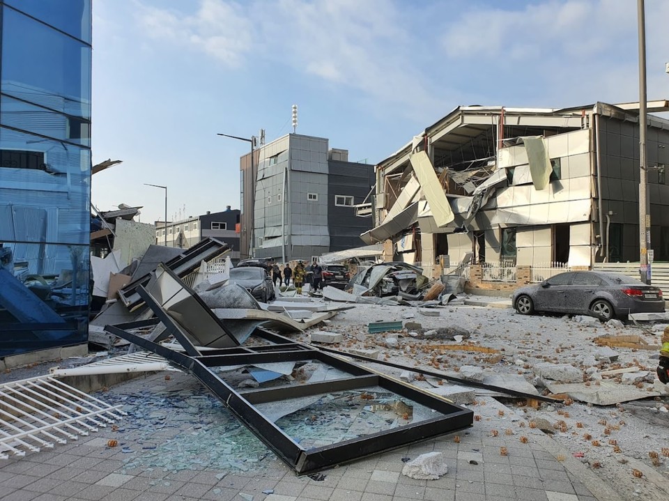 6일 오전 7시32분께 김포시 양촌읍 학운리 학운공단 내 알루미늄 가공 공장에서 발생한 폭발사고는 공장 외부에 있던 3.5톤짜리 질소가스탱크가 폭발한 것 같다는 소방당국의 의견이 나왔다. (사진제공=경기도소방재난본부)