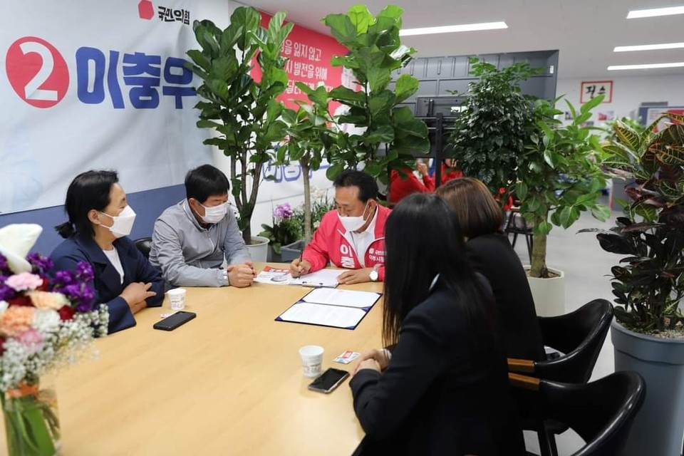 이충우 국민의힘 여주시장 후보가 6일 오후 가진 기자회견에서 “이번 6·1지방선거에 당선돼 ‘여주신청사와 제2여주대교 건립’ 등 시금한 여주현안들을 확정 짓겠다”고 밝혔다. (사진=이충우 여주시장 후보 페이스북)