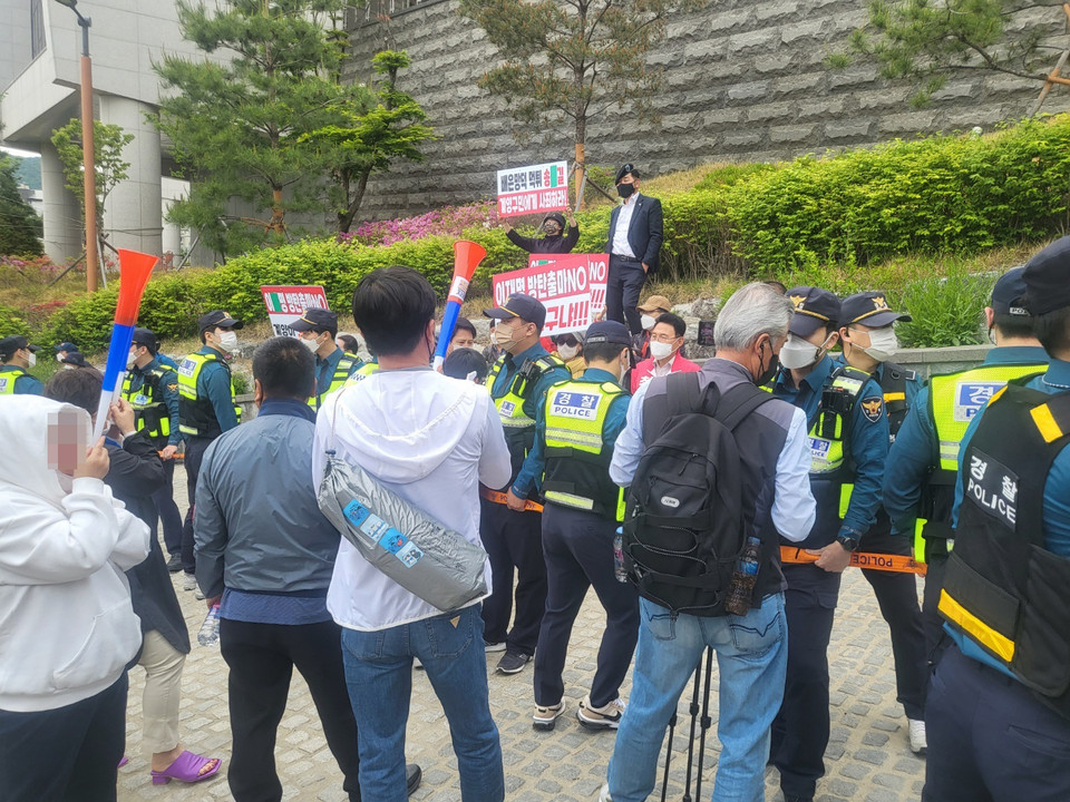 이날 기자회견 반대편에선 인천민주시민연합 등의 내건 현수막과 피켓시위가 이어졌다. 피켓에는 ‘이재명 방탄 출마 NO’ ‘배은망덕 먹튀 송영길, 계양구민에게 사죄하라’ 등의 문구가 적혔다. (사진=이복수 기자)
