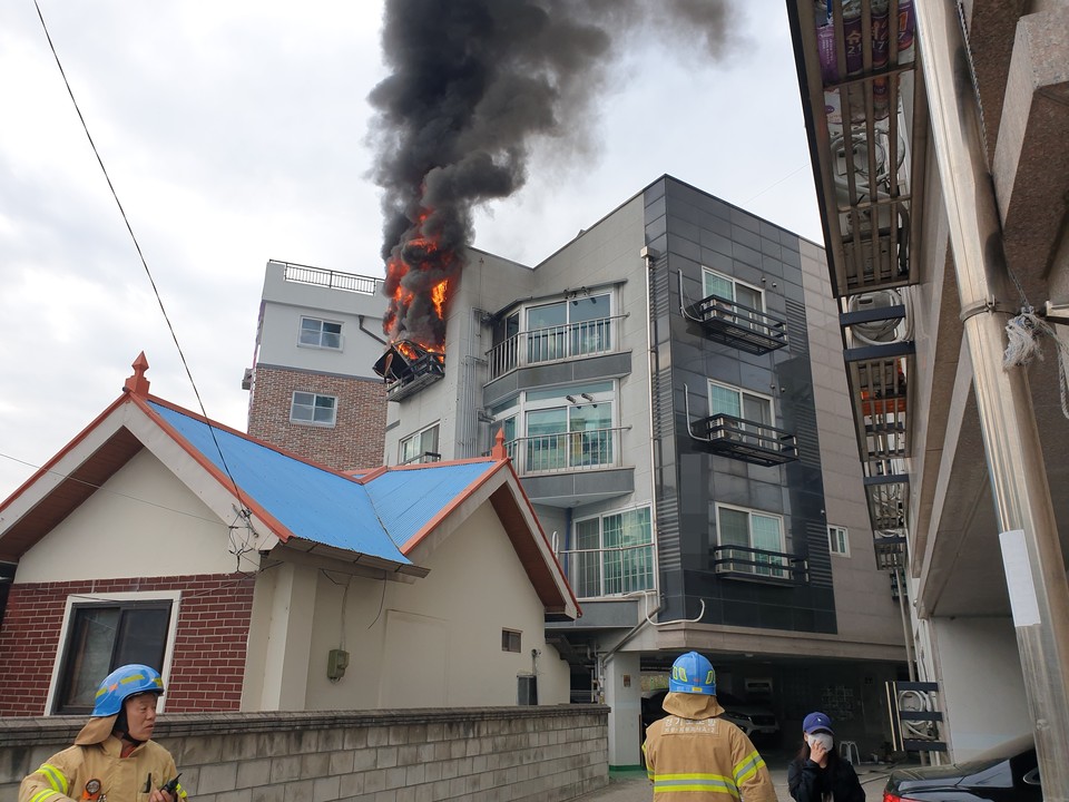 지난 10일 오후 5시43분께 의왕시 도시형생활주택 4층에서 불이 났다가 35분 만에 꺼졌다. (사진제공=의왕소방서)