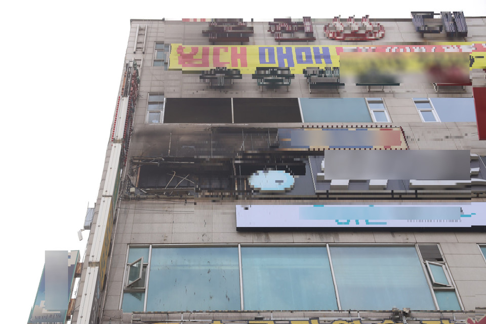 11일 낮 12시27분께 부천시 상동에 있는 한 볼링장에서 불이 나 건물 벽면과 간판, 집기 일부를 태우고 출동한 소방당국에 의해 약 2시간 만에 꺼졌다. 다행히 인명피해는 발생하지 않았다. (사진제공=경기소방재난본부)