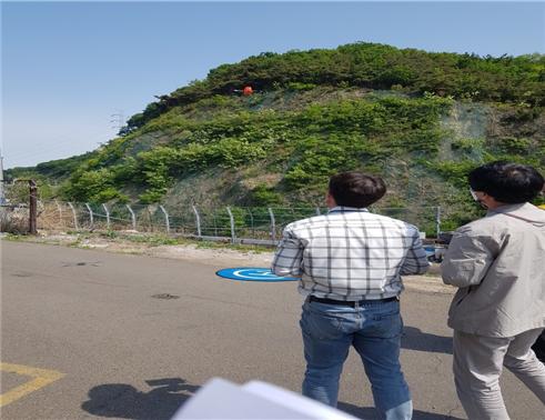 인천시특별사법경찰이 드론을 이용, 대기오염 발생 사업장을 찾고 있다. (사진제공=인천시특사경)