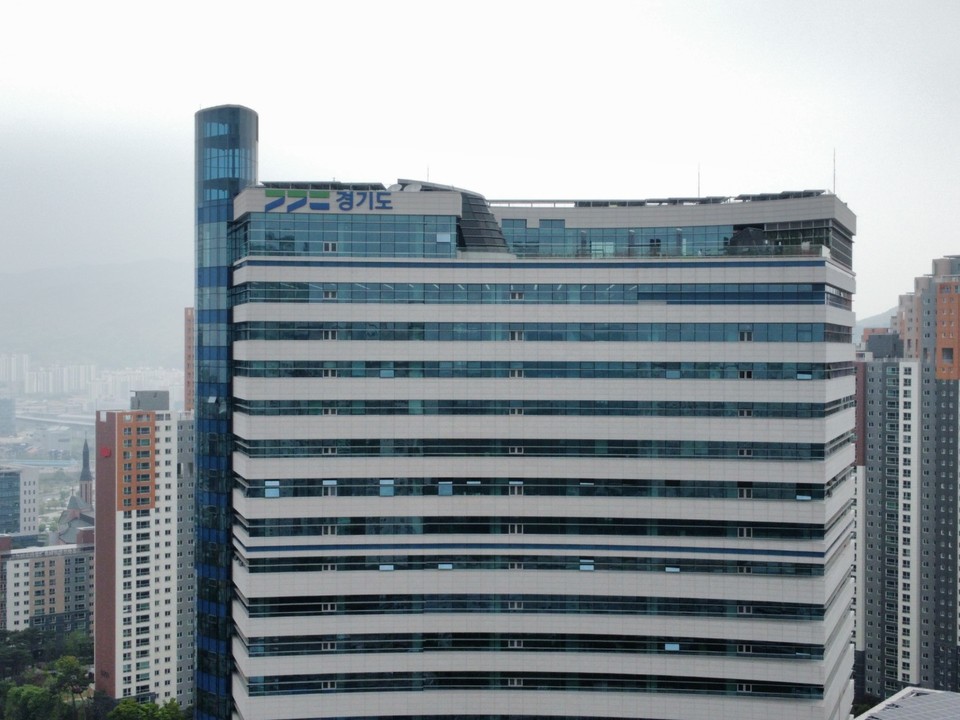 경기도는 지난 16일 오후 수원컨벤션센터에서 ‘중국 주요 도시 코로나19 봉쇄 조치 장기화 관련 수출 대응 회의’를 개최, 중국 현지 상황 및 기업애로 파악에 나서는 등 피해 최소화를 위한 대응에 발 벗고 나섰다. 사진은 경기도청 전경. (사진=중앙신문DB)