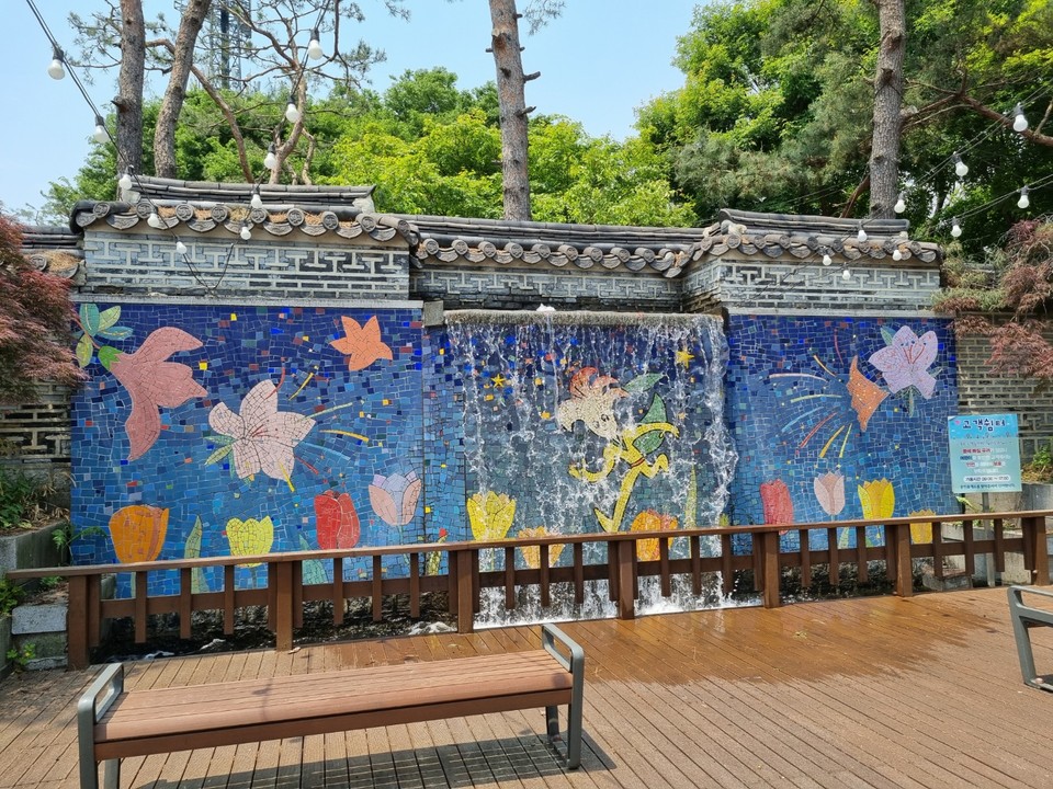 18일 낮 12시20분께 영동고속도로 상행선 용인휴게소 한쪽에 마련된 폭포가 시원한 물줄기를 뿜어내고 있어, 본격적인 여름을 알리고 있다. (사진=허찬회 기자)