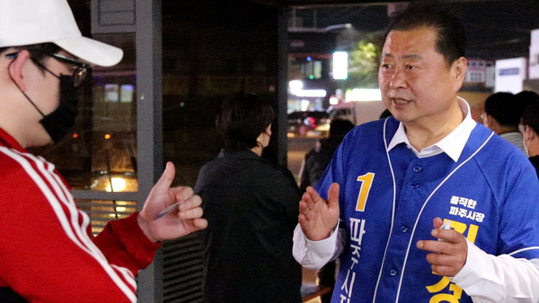 더불어민주당 김경일 파주시장 후보는 공식 선거 첫 날인 19일 0시 금촌역 앞 택시 승강장을 찾아 시민과 택시업계 종사자들의 처우와 제도개선 등의 의견을 청취하고, 표밭을 다졌다. (사진제공=김경일 후보 캠프)