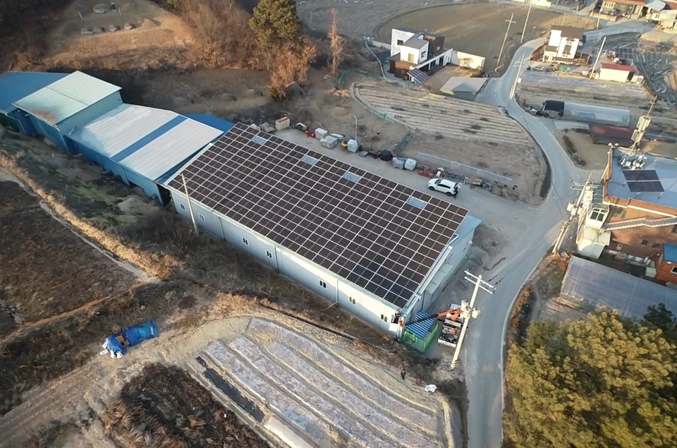 지난 2021년에 설치된 97.9kW 규모의 여주시 세종대왕면 왕대1리 햇빛발전소 전경. (사진제공=여주시청)