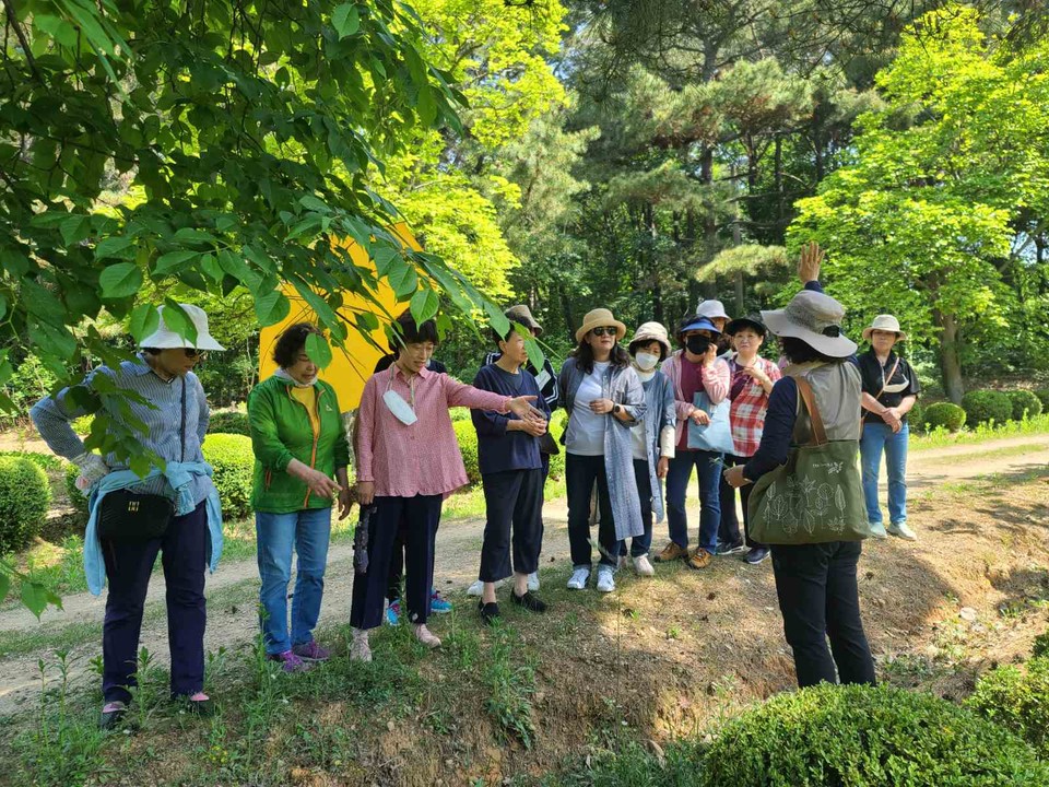 시민들이 서울대학교 수원수목원 숲해설 프로그램에 참여하고 있다. (사진제공=수원시청)
