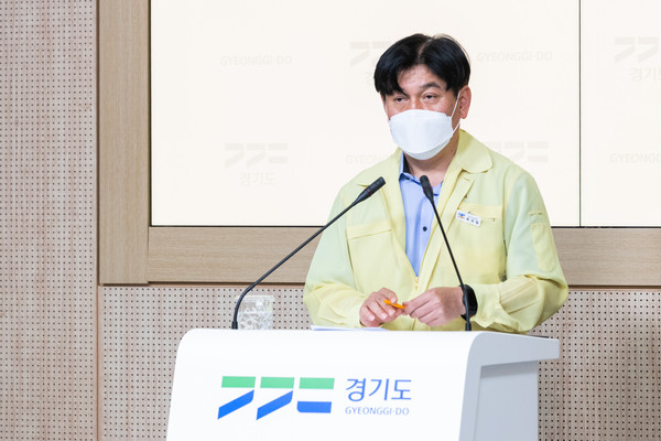 24일 오후 경기도청 브리핑룸에서 류영철 보건건강국장이 비대면 온라인 중계 방식으로 경기도 코로나19 대응 관련 정례 기자회견을 하고 있다. (사진제공=경기도청)
