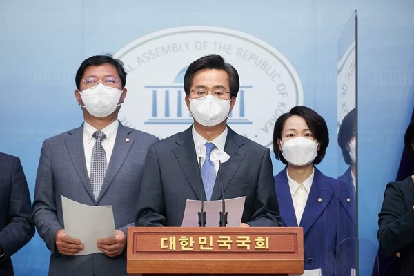 김동연 경기도지사 후보가 24일 오전 11시 국회 소통관에서 특별기자회견을 하고 있다. (사진=김동연 후보 페이스북)