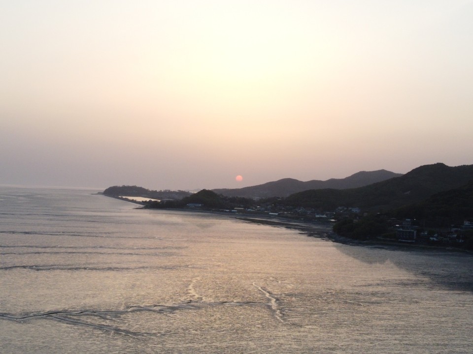 28일 오후 7시19분 강화도 동막해변 노을에 미세먼지가 뿌옇게 낀 나머지 평소와는 다른 모습이다. (사진=이복수 기자)