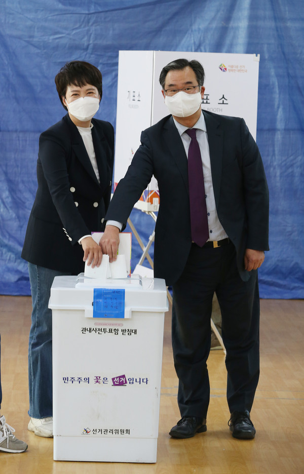 김은혜 국민의힘 경기도지사 후보는 사전투표 첫날인 27일 오전 6시20분께 성남 분당구 운중동행정복지센터에 마련된 투표소에서 남편 유형동 씨와 함께 소중한 한 표를 행사했다. (사진제공=김은혜 후보 캠프)