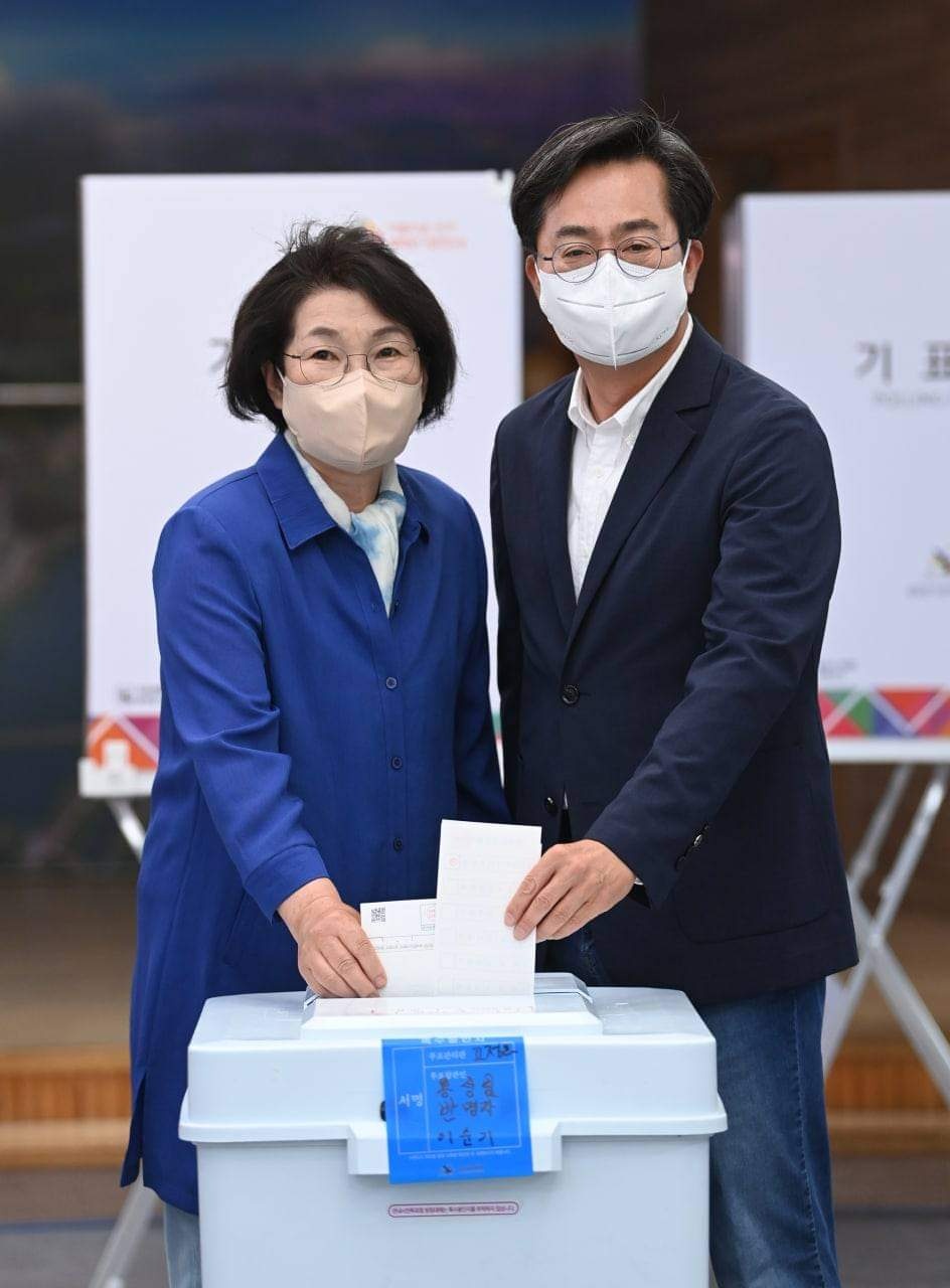김동연 더불어민주당 경기도지사 후보가 사전투표 첫날인 27일 오전 7시께 수원시 영통구 광교1동행정복지센터에 마련된 투표소에서 부인 정우영 씨와 함께 소중한 표를 행사하고 있다. (사진=김동연 경기도지사 후보 페이스북)