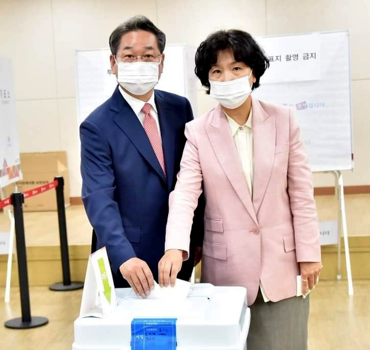 유정복 국민의힘 인천시장 후보가 제8회 전국동시지방선거의 사전투표 첫날인 27일 오전 8시께 남동구 논현1동 행정복지센터에 마련된 사전투표소에서 부인 최은영 씨와 함께 소중한 한 표를 행사했다. (사진=유정복 인천시장 후보 페이스북)