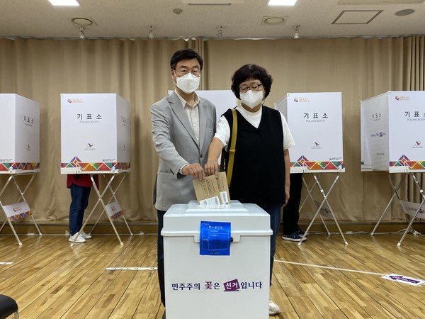 신상진 국민의힘 성남시장 후보가 28일 오전 9시40분 성남시 분당구 야탑동행정복지센터에 마련된 사전투표소에서 부인 김미숙 씨와 함께 소중한 투표를 행사했다. (사진=장은기 기자)