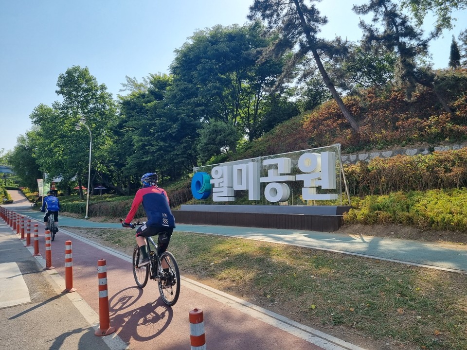 30일 오전 8시30분께 신나는 음악을 틀어놓은 자전거 라이더들이 인천 중구 월미도 월미공원을 지나고 있다. (사진=남용우 선임기자)