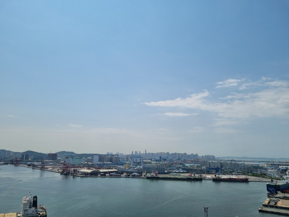 3부두(사진 왼쪽)와 컨테이너 전용부두인 4부두(오른쪽)가 보인다.