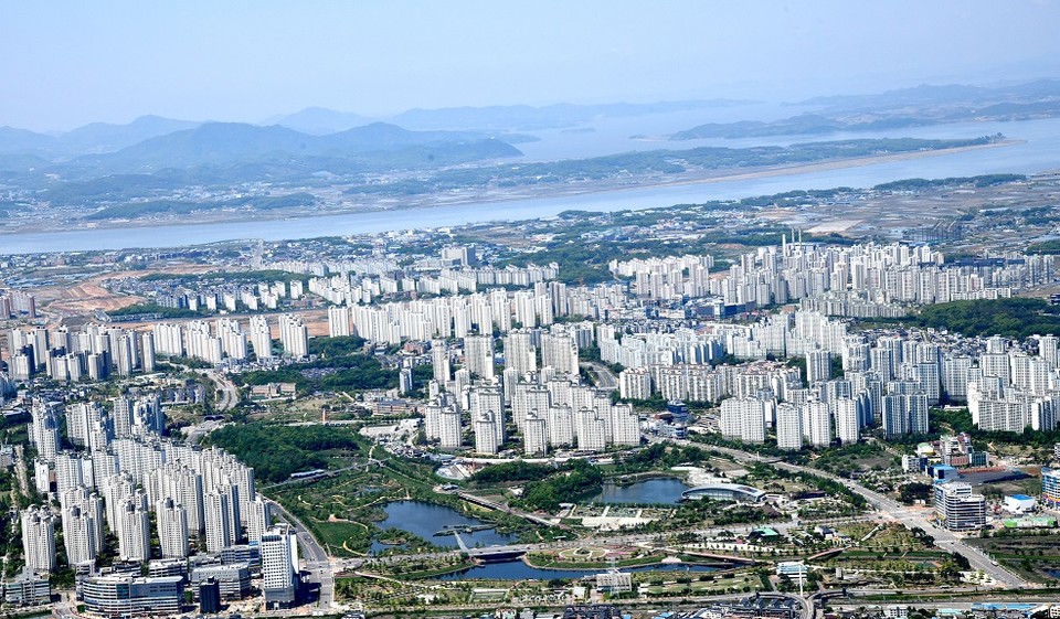 파주시가 오랜 숙고(熟考) 끝에 1996년 인구 17만 명의 도농복합시로 승격한 이후, 26년여 간 꾸준히 발전해 인구 50만 명을 넘어서 ‘50만 대도시’ 지위를 얻어 그 위상에 걸맞은 균형과 발전을 꾀하게 됐다. 사진은 운정신도시 전경. (사진=중앙신문DB)