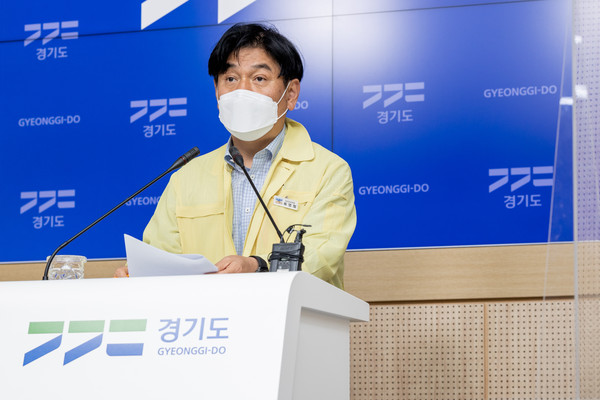 31일 오후 경기도청 브리핑룸에서 류영철 보건건강국장이 비대면 온라인 중계 방식으로 경기도 코로나19 대응 관련 정례 기자회견을 하고 있다. (사진제공=경기도청)