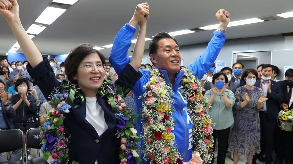 이재준 수원시장 후보가 2일 당선이 확정된 후 환호하고 있다. (사진제공=이재준 후보 선거 사무소)