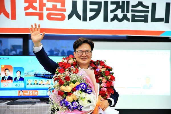 국민의힘 김병수 김포시장 당선자는 “‘변화의 숨결’ 속에 도전의 가치를 바탕으로 ‘새로운 김포시대’에 온 힘을 쏟겠다”고 당선 소감을 피력했다. (사진제공=김병수 후보 선거 사무소)