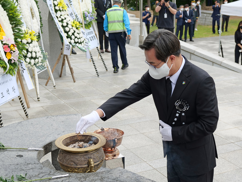 6일 오전10시 김동연 경기도지사 당선인은 수원에서 열린 제67회 현충일 추념식에 참석해 분향하고 있다. (사진제공=김동연 당선인 사무소)