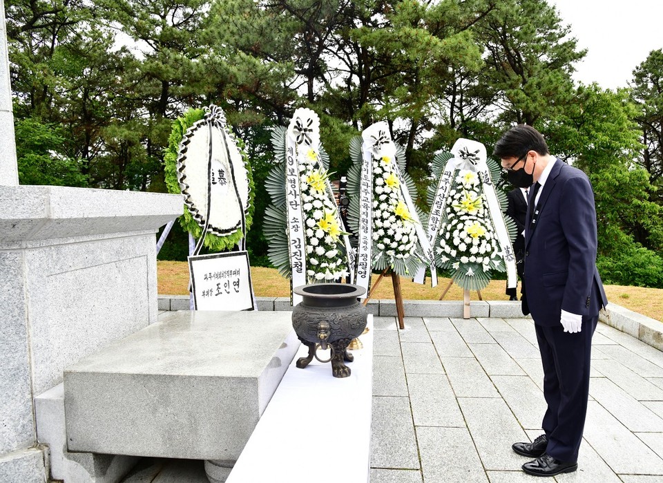 파주시는 6일 ‘제67회 현충일 추념식’을 맞아 최종환 시장과 지역 국회의원, 보훈단체 회원 및 유가족 등 300여 명이 참석한 가운데 국가를 위해 희생·공헌하신 호국영령들의 충의와 위훈을 추모했다. 사진은 최종환 시장의 추모 모습. (사진제공=파주시청)
