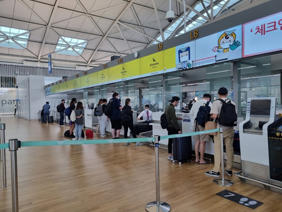 체크인을 하고 있는 여행객들. (사진=이복수 기자)