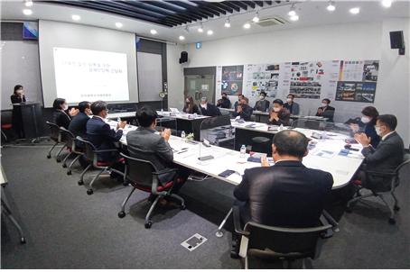 인천시가 원부자재 가격 급등으로 피해를 겪고 있는 인천지역 내 기업의 경영안정자금 지원대상 기준을 낮추기로 했다. 사진은 지난해 11월 11일 단계적 일상회복을 위한 경제인단체 간담회를 열고 기업의 애로사항을 청취하고 있다. (사진제공=인천시청)