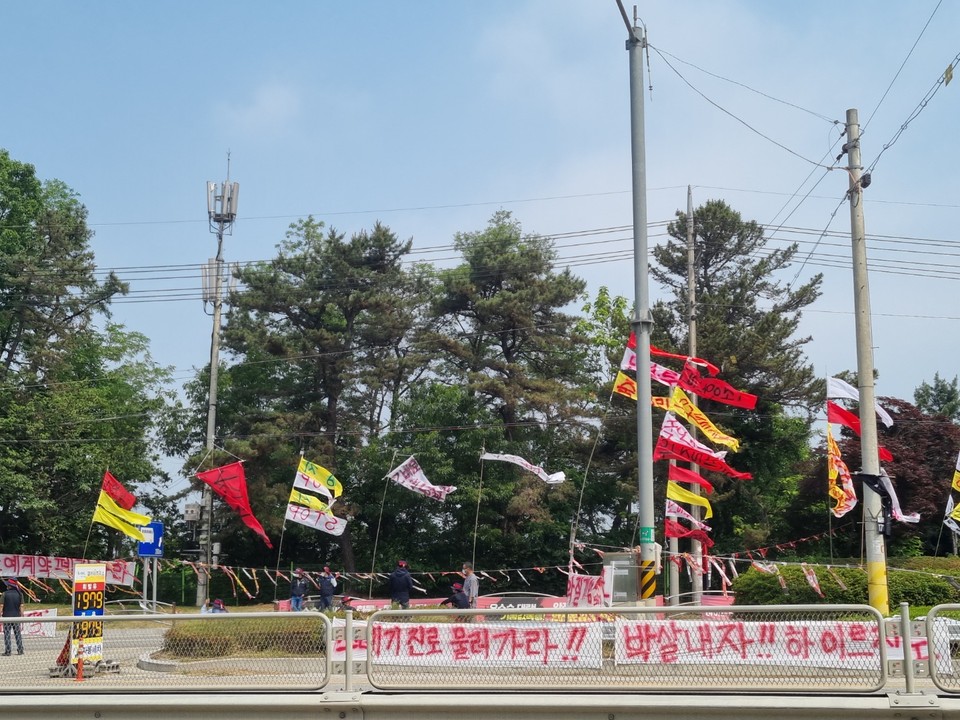 하이트진로 화물차 운송노조 약 40여명은 22일 오전 10시부터 이천시 부발읍 하이트진로 이천 공장 정문 앞에서 기름값에 걸맞은 안전 운임제를 시행하라며 집회를 하고 있다. (사진=송석원 기자)