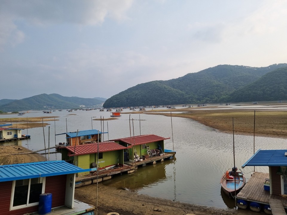 9일 오후 5시30분께 용인시 어비리쪽 이동저수지 수심이 봄부터 이어지는 가뭄으로 말라가고 있다. 바닥이 드러난 저수지에는 낚시용 좌대들이 곳곳에 방치되고 있다. (사진=허찬회 기자)