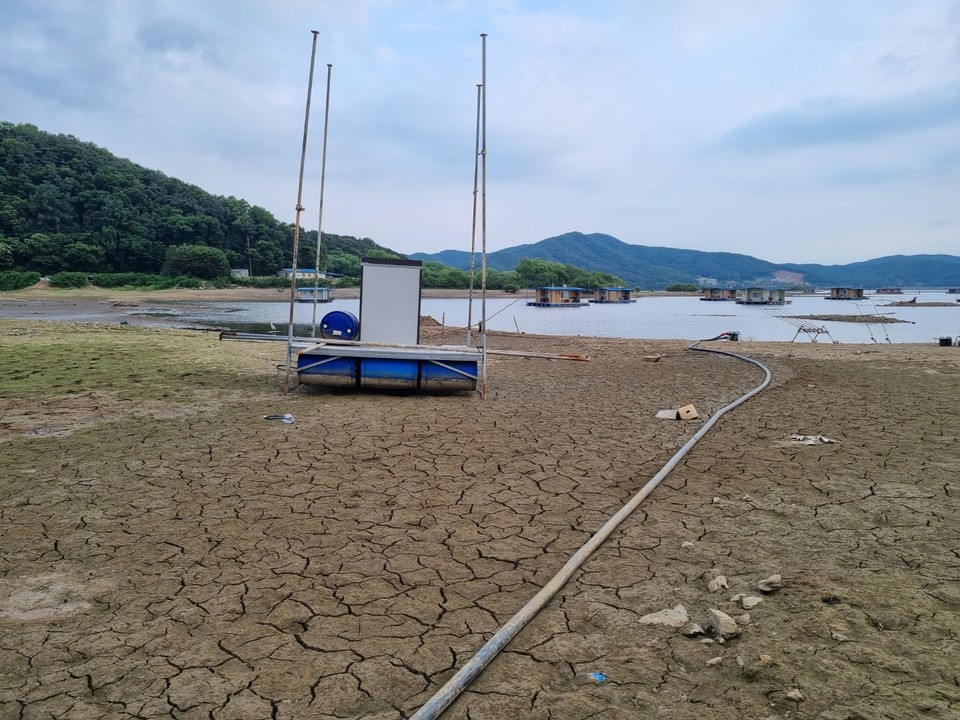 9일 오후 5시께 가본 어비리쪽 이동저수지가 봄부터 시작된 긴 가뭄으로 바닥을 보이고 있다. (사진=김광섭 기자)