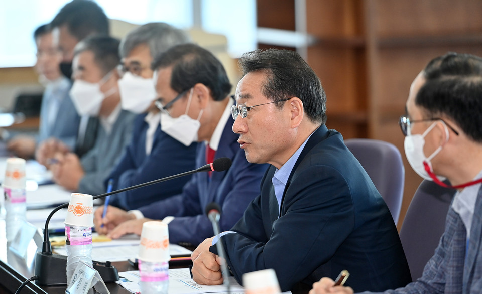 인천시장직 인수위원회 회의를 주재하고 있는 유정복 인천시장 당선인. (사진제공=인수위)