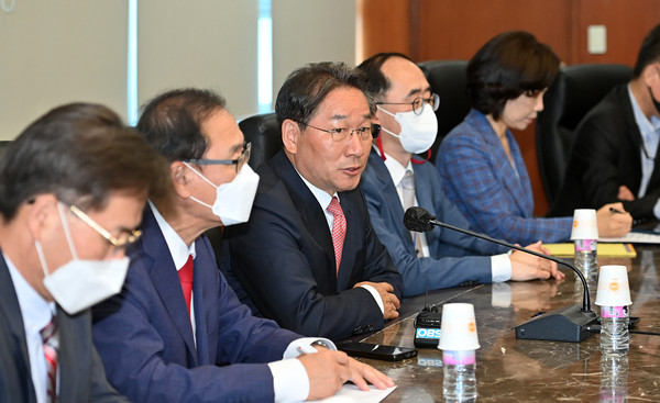 유정복 인천시장 당선인은  시 담당부서로부터 관련  화물연대 총파업 관련 사항을 보고받았다. (사진제공=유정복 당선인 인수위)