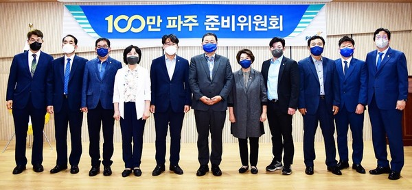 김경일 파주시장 당선인은 13일 인수위원회를 공식 출범시키고, 자신이 직접 준비위원장을 맡아 ‘민선7기 성과’를 승계해 파주시가 한 단계 더 발전하는 도시로 승화(昇華)시키겠다고 다짐했다. (사진제공=파주시청)