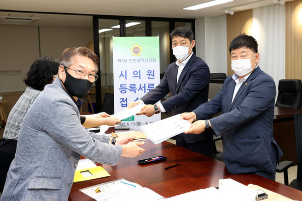 13일 인천시의회 본관 2층 특별위원장실에서 시작된 ‘제9대 인천시의원 당선인’ 의원 등록에서 첫 번째와 두 번째로 등록을 마친 박창호(국·비례, 사진 오른쪽 앞)·이용창(국·서구2, 사진 오른쪽 뒤) 당선인이 인천시의회 변주영 사무처장과 기념촬영을 하고 있다. (사진제공=인천시의회)