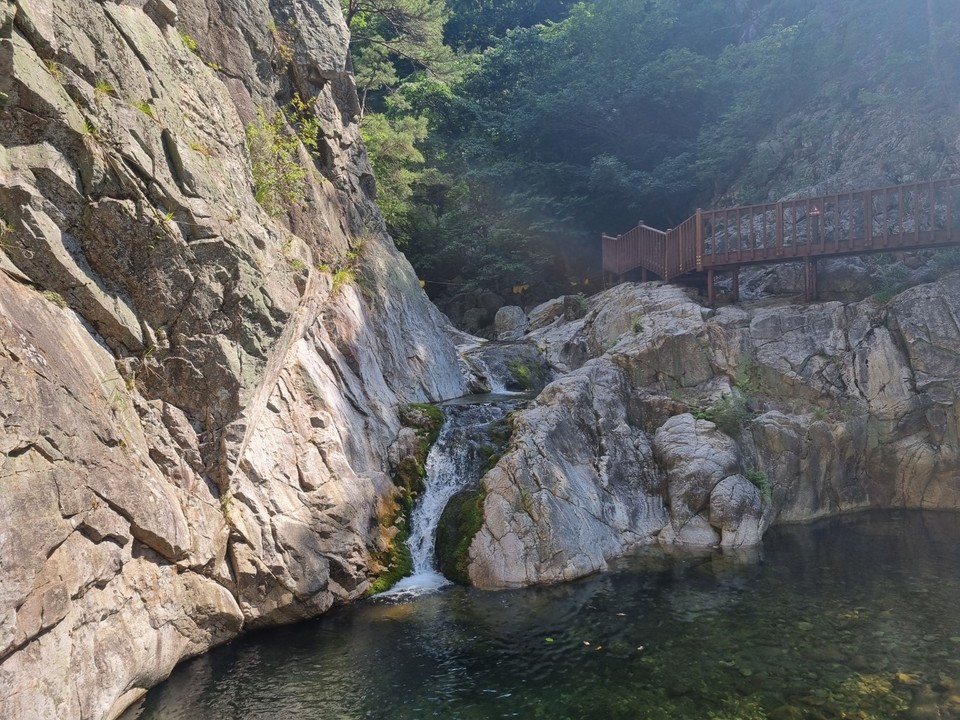 우렁찬 물소리를 내던 중원폭포에 물의 양이 많이 줄어든 모습이다. (사진=장은기 기자)