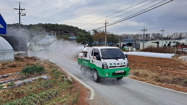 파주시는 동절기에 대비해 ‘AI’ 발생 가능성이 높은 가금농장 44곳을 지정, 오는 9월까지 특별방역점검에 착수했다. (사진제공=파주시청)