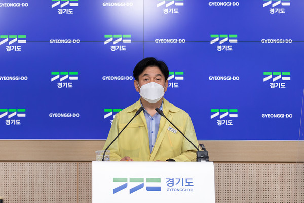 14일 오후 경기도청 브리핑룸에서 류영철 보건건강국장이 코로나19 대응 관련 경기도 정례 기자회견을 하고 있다. (사진제공=경기도청)