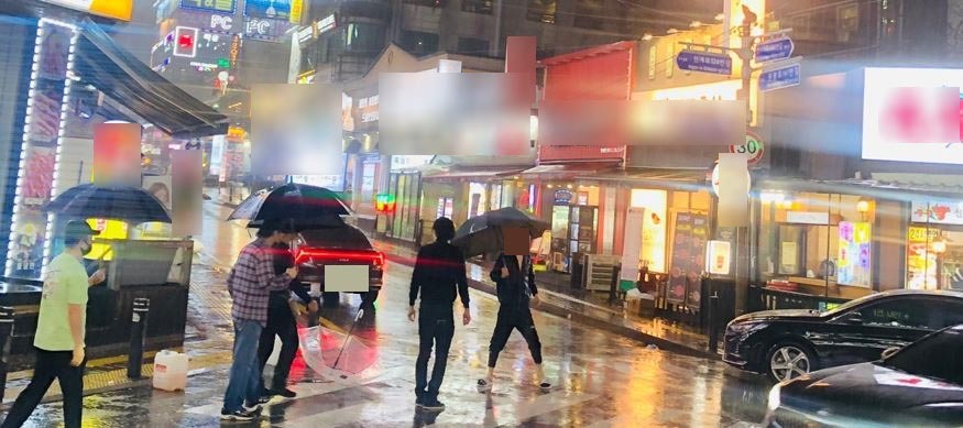지난 15일 오후 10시50분께 수원시 인게동서 몸싸움을 하는 남성들. (사진=김광섭 기자)