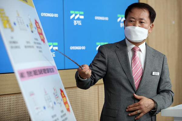 20일 경기도청 브리핑룸에서 김영수 경기도 공정특별사법경찰단장이 반려견 플랫폼, 온라인 재테크 등 관련 미등록 불법 다단계 업체 수사 결과를 발표하고 있다. (사진제공=경기도청)