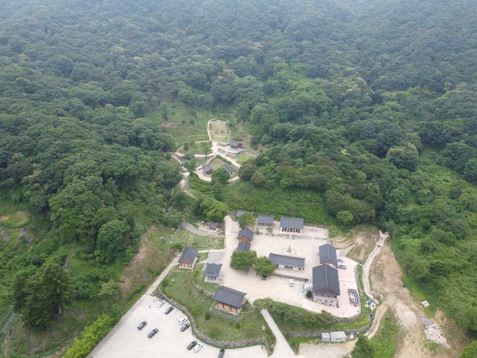 안성시 죽산면에 위치한 ‘칠장사’는 칠현산에 안겨있는 듯 아늑한 곳에 자리 잡은 천년고찰이다. 철 따라 바뀌는 아름답고 고풍스러운 숲 속 풍경은 칠장사를 더욱 돋보이게 하는 요소다. (사진=김광섭 기자)