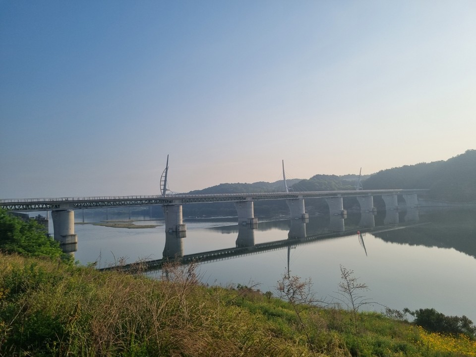 지난 16일 아침, 며칠 전 34구간 걷기 때 마지막으로 도착했던 한강문화관을 다시 찾아 걷기를 시작했다. 한강문화관을 뒤로하고 떠나려는데 바로 앞 남한강에 있는 강천보에서 하류로 흘러가는 세찬 물소리가 우렁차다. (사진=김광섭 기자)