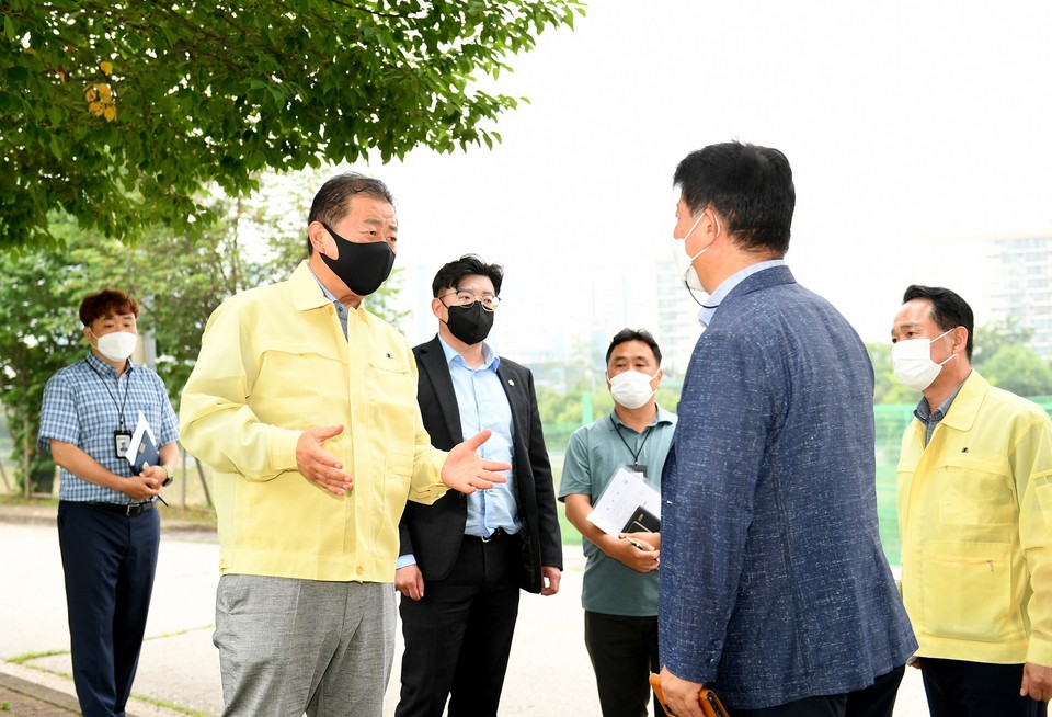 김경일 파주시장 당선인은 23일 오후 갑자기 쏟아진 집중호우로 인한 시민들의 생명과 재산 보호를 위해 관내 배수펌프장 등을 둘러보고, 관계자들에게 안전에 만전을 기하라고 당부했다. (사진제공=김경일 당선인 인수위원회)
